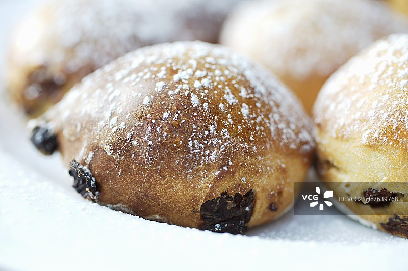 撒有糖粉的葡萄干面包图片素材