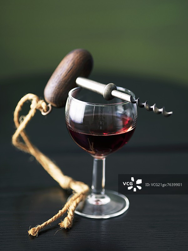 一杯黑皮诺葡萄酒和开瓶器图片素材