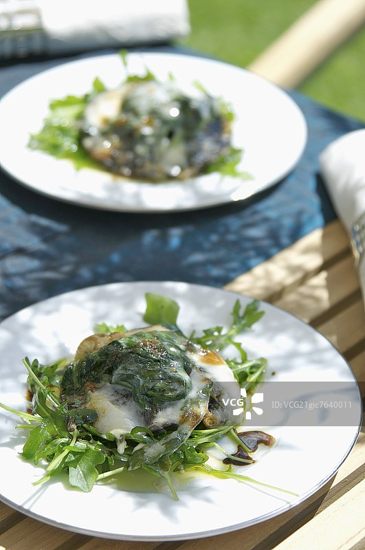 菠菜塔雷吉欧焗烤波特贝洛菇图片素材