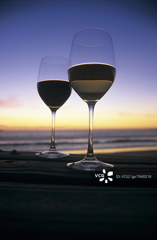 暮光海滩上的葡萄酒杯静物图片素材
