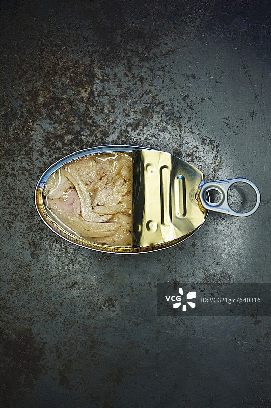 打开的油浸鲣鱼罐头图片素材