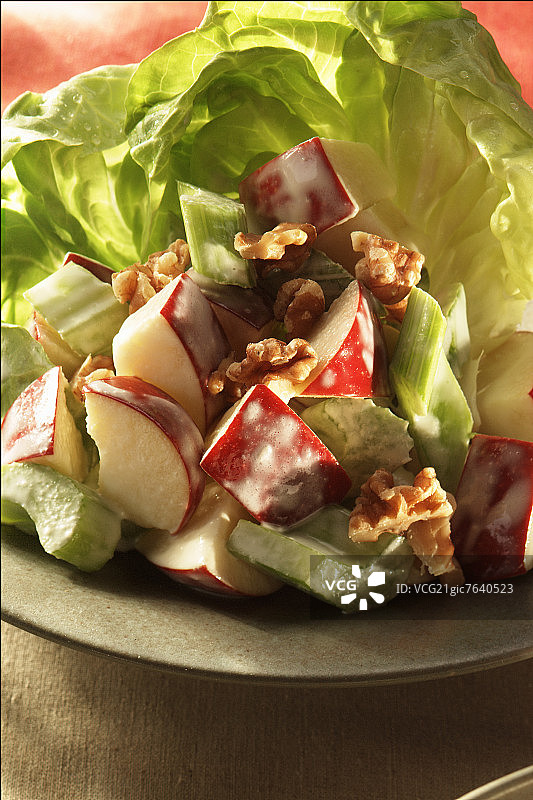 莴苣叶上的华尔道夫沙拉图片素材