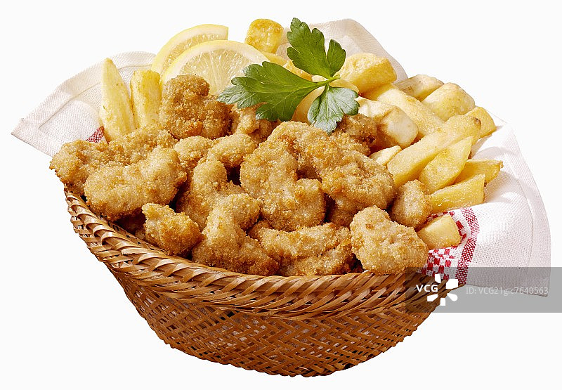 炸虾和薯条在篮子里图片素材