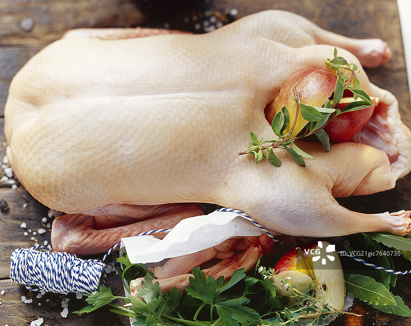 生鸭肉配苹果和香草图片素材