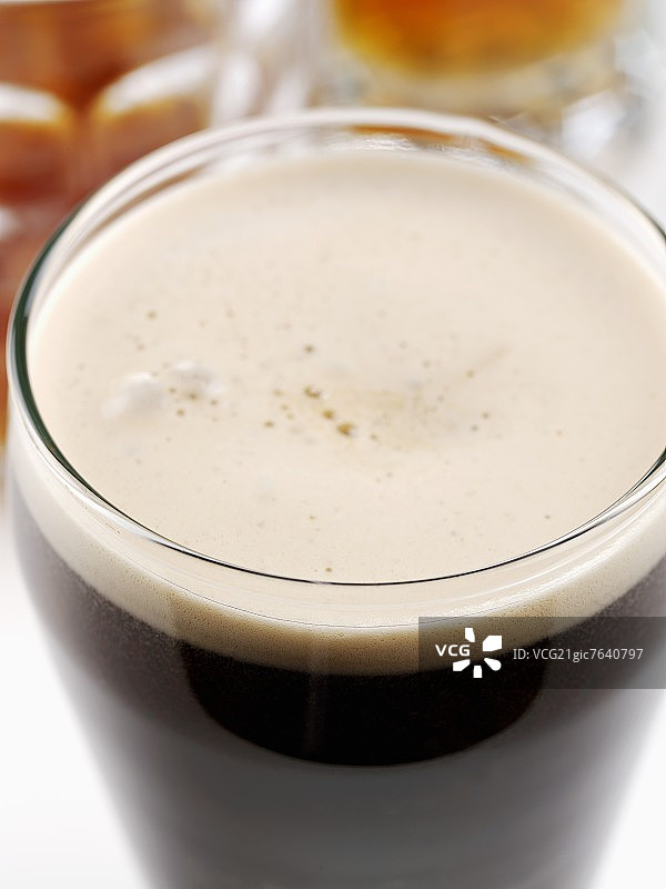 一杯泡沫丰富的健力士啤酒图片素材