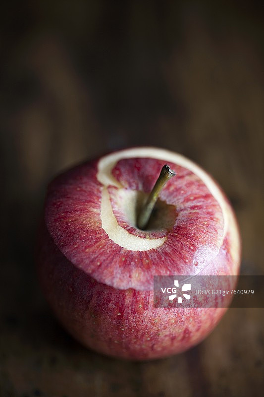 部分去皮的Gala苹果图片素材