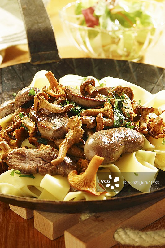 鹿肾配鸡油菌和意大利面图片素材