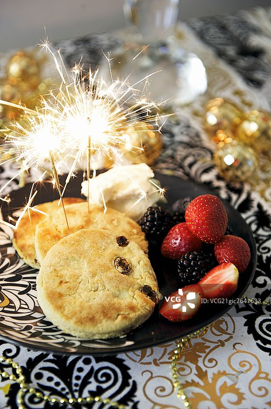 搭配新鲜浆果的威尔士蛋糕图片素材