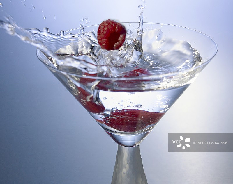 覆盆子溅入马提尼酒杯图片素材