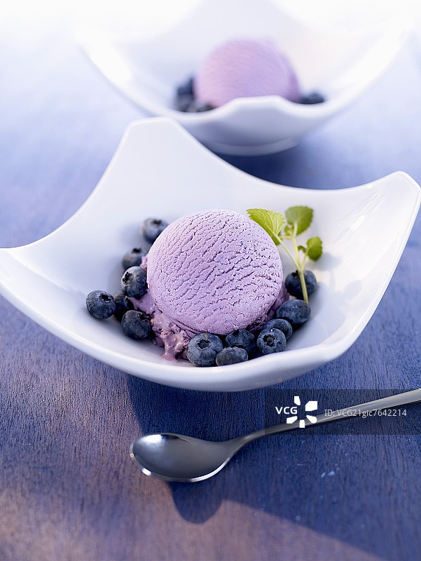 含新鲜蓝莓的蓝莓冰淇淋图片素材