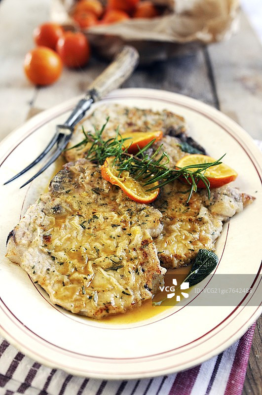 炸猪排配迷迭香、鼠尾草和克莱门汀酱图片素材