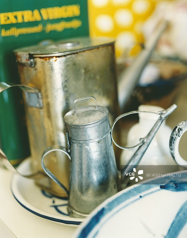 两个金属油罐图片素材