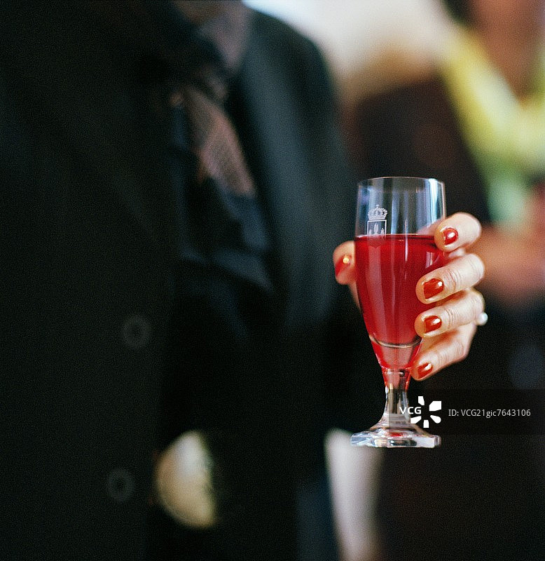 女人手持基尔皇家酒杯图片素材
