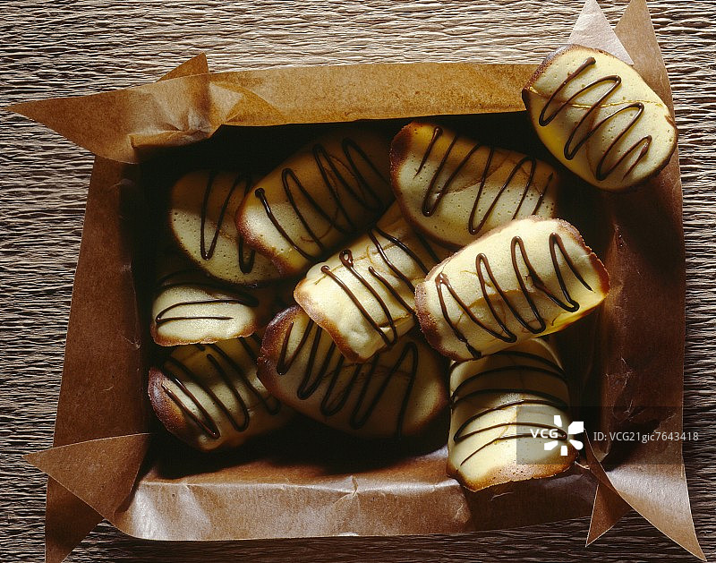 带有巧克力糖霜的橙色瓦片图片素材