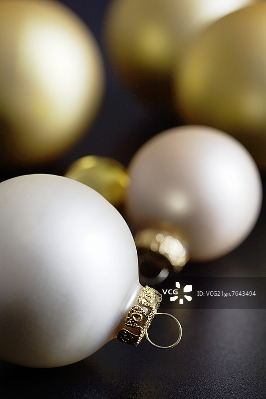 象牙色和金色圣诞球图片素材