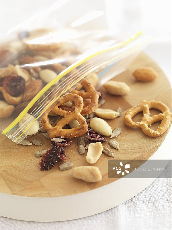 从袋子里掉出来的小吃图片素材