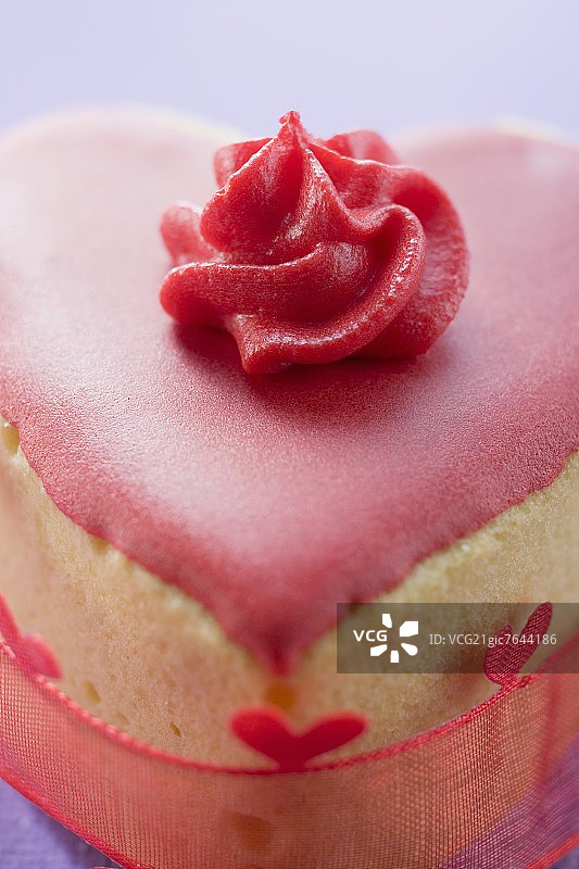 带有粉色糖霜的小心形蛋糕图片素材