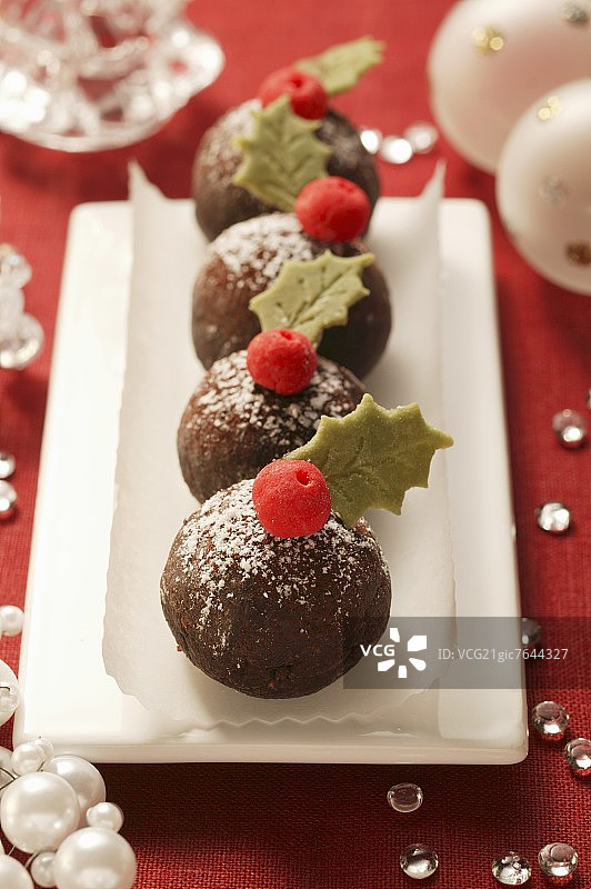带有杏仁糖叶和浆果的圣诞巧克力布丁图片素材