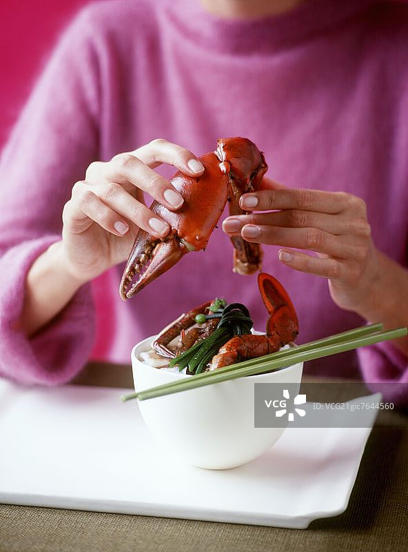 女人吃螃蟹料理（红螯蟹）图片素材