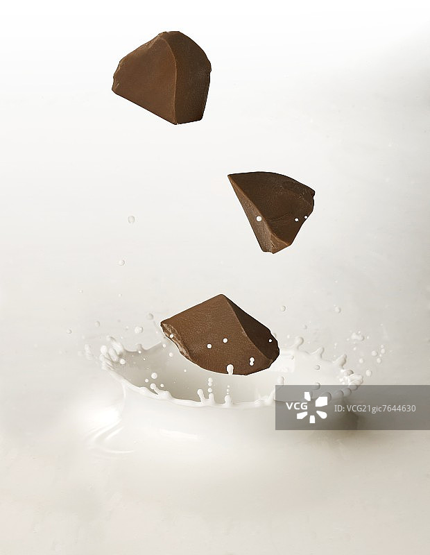巧克力块溅入牛奶中图片素材