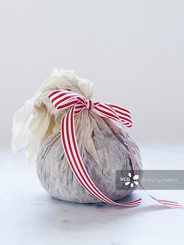 用蝴蝶结系好的圣诞布丁图片素材