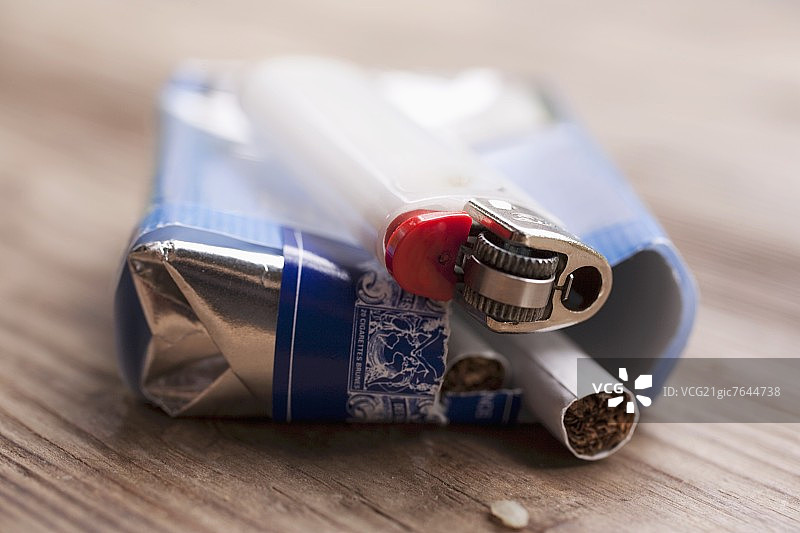 一包香烟和打火机图片素材