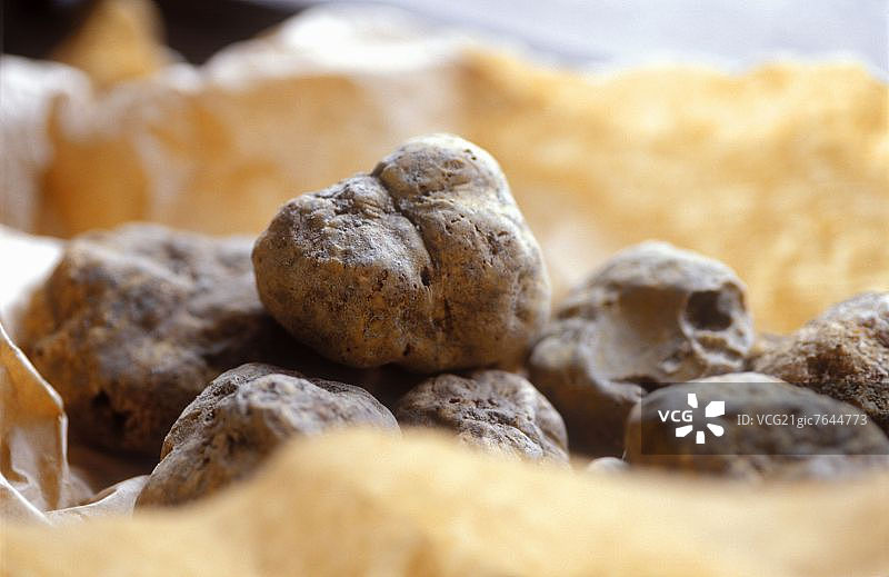 皮埃蒙特纸袋里的白松露图片素材