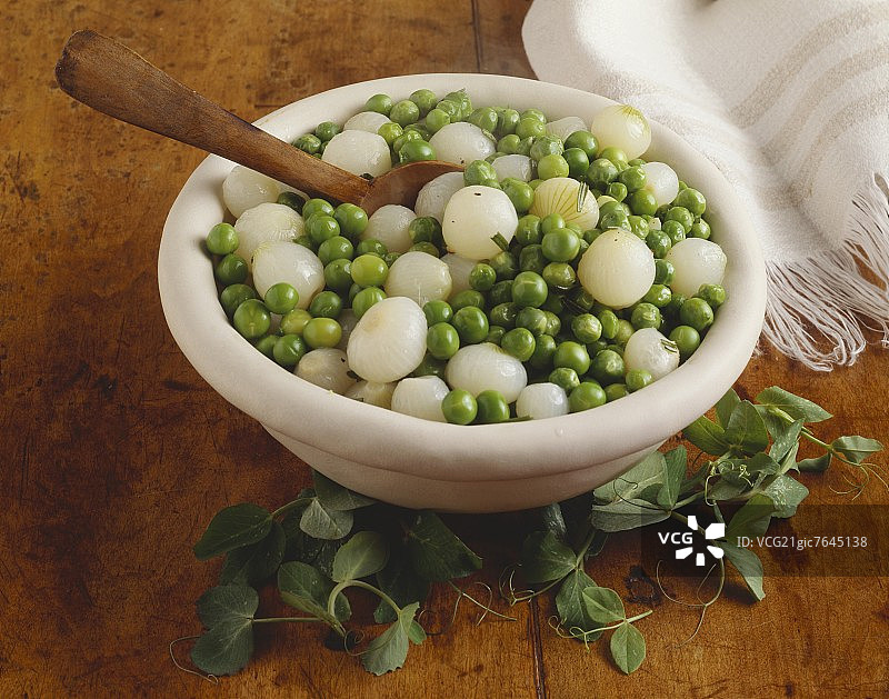 一碗豌豆和珍珠洋葱图片素材