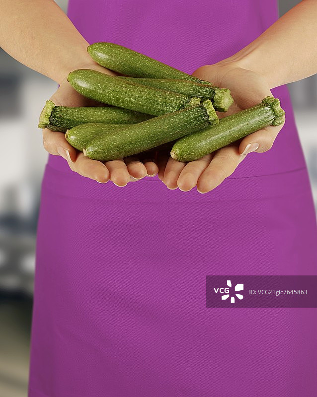 手拿小胡瓜图片素材