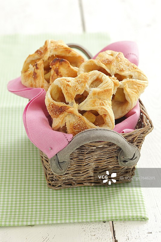 苹果香蕉馅的酥皮口袋包图片素材