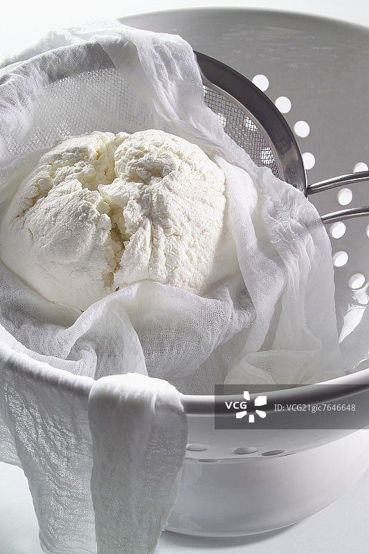 粗棉布滤网中的奶油奶酪图片素材