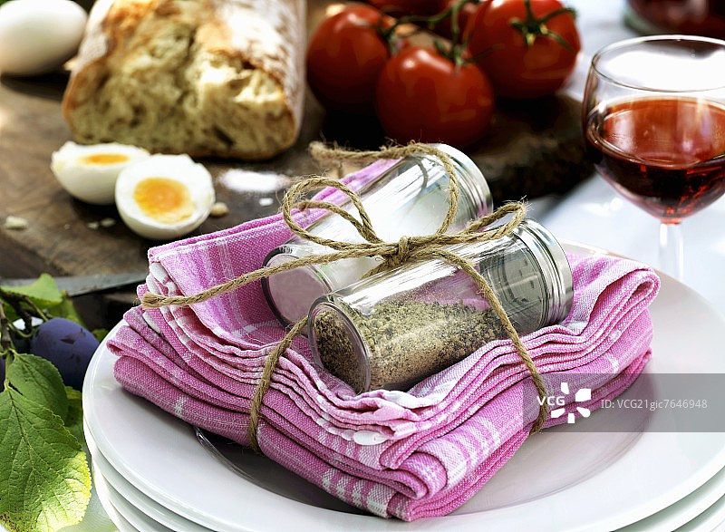 盐和胡椒调味瓶与餐巾纸图片素材