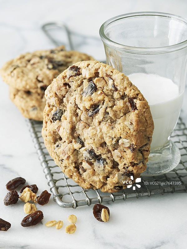 耐嚼的燕麦葡萄干饼干和一杯牛奶图片素材