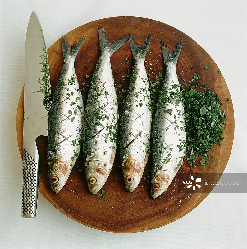 香芹沙丁鱼砧板图片素材