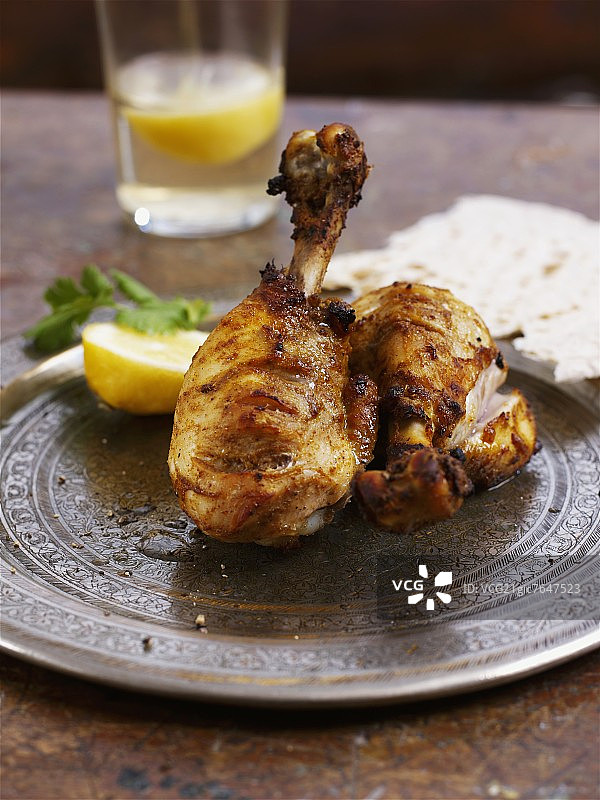 印度烤鸡配无酵饼图片素材