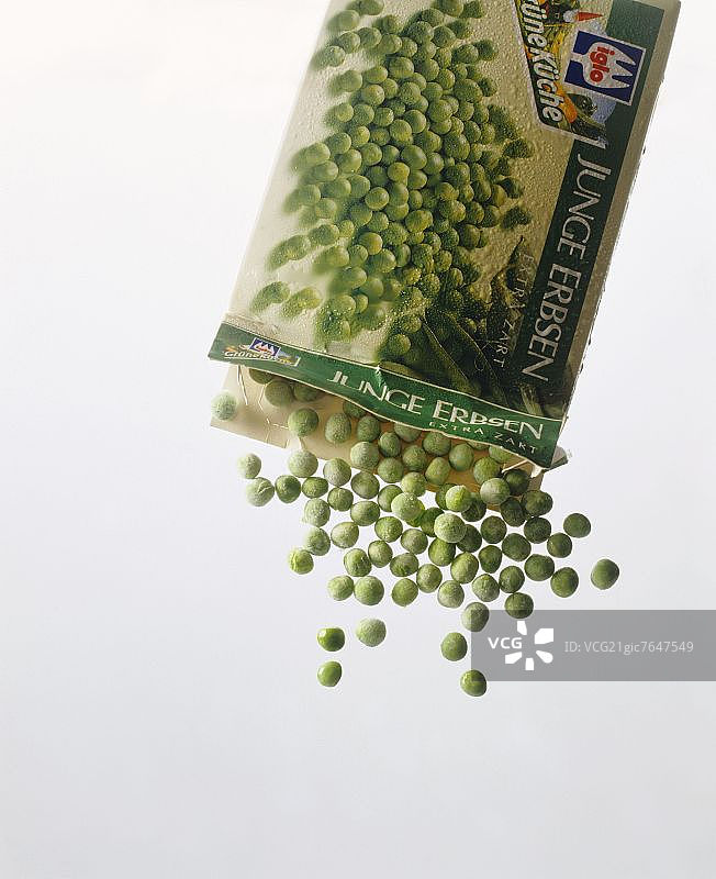 从包装袋中掉落的Iglo冷冻豌豆图片素材