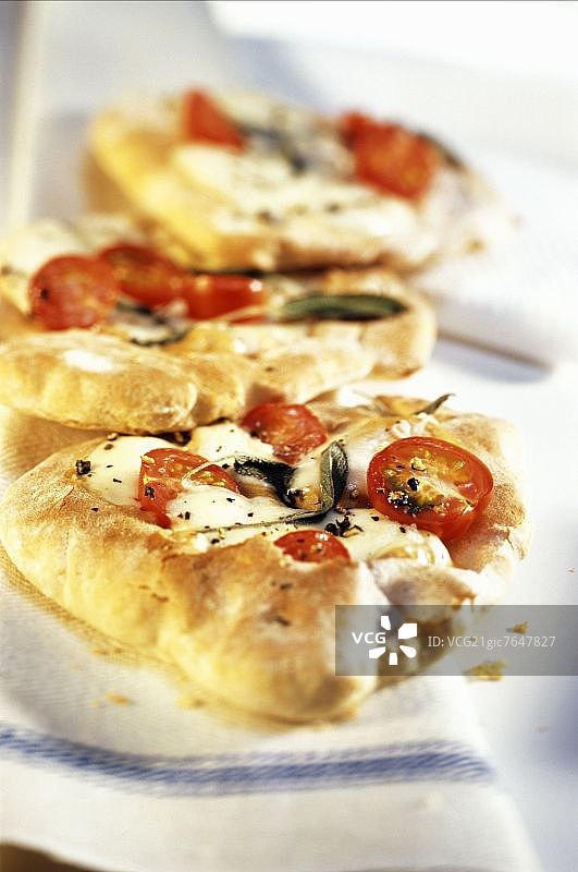 意式辣味佛卡夏（配马苏里拉奶酪、番茄、鼠尾草）图片素材