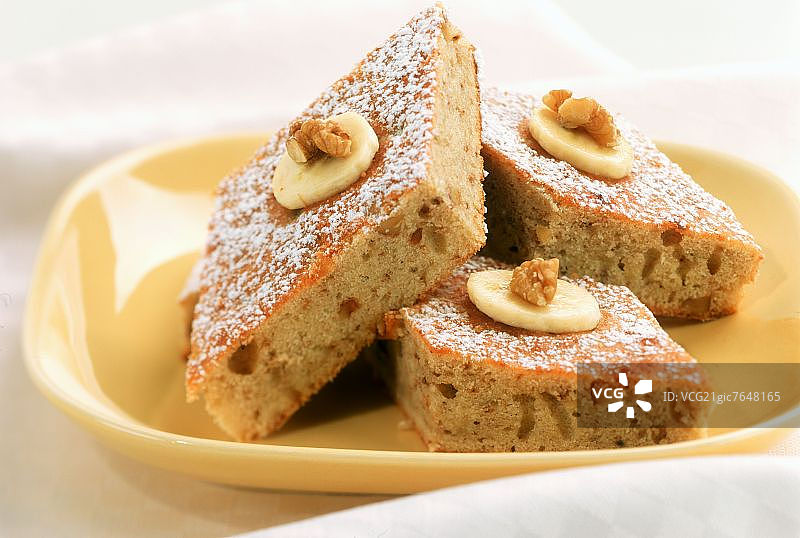 快速坚果香蕉蛋糕图片素材