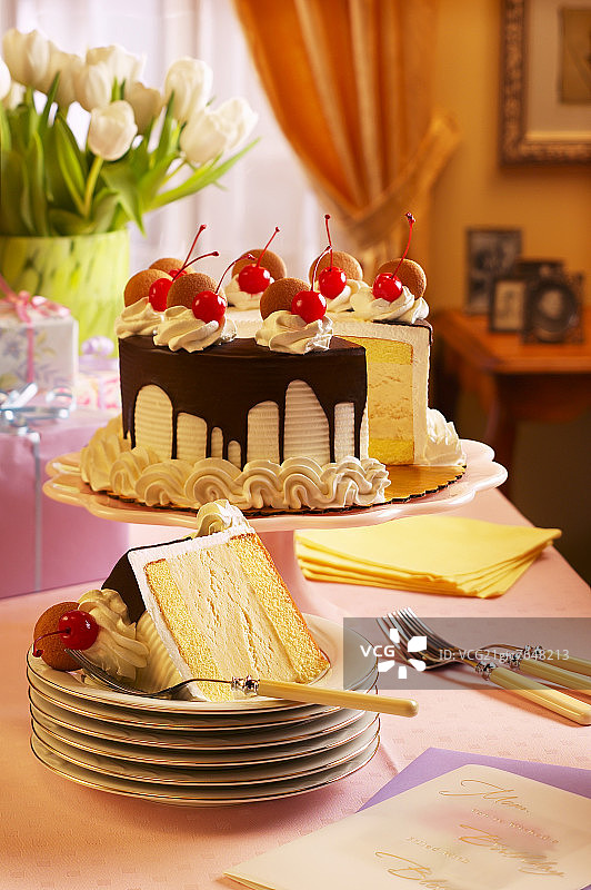 节日冰淇淋蛋糕，已切块，一块在盘中图片素材