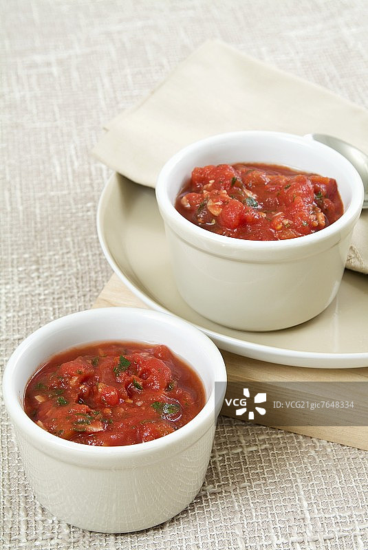 两个拉面碗里的番茄酱图片素材