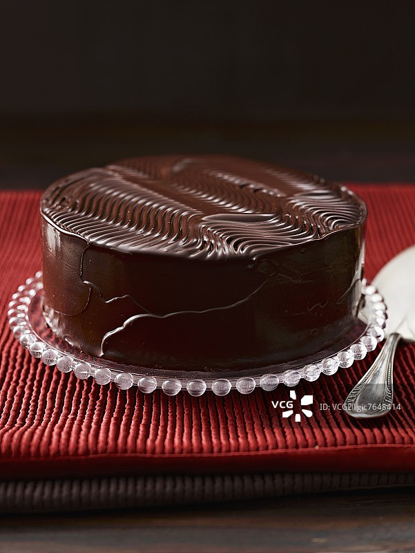 玻璃盘上的松露蛋糕图片素材
