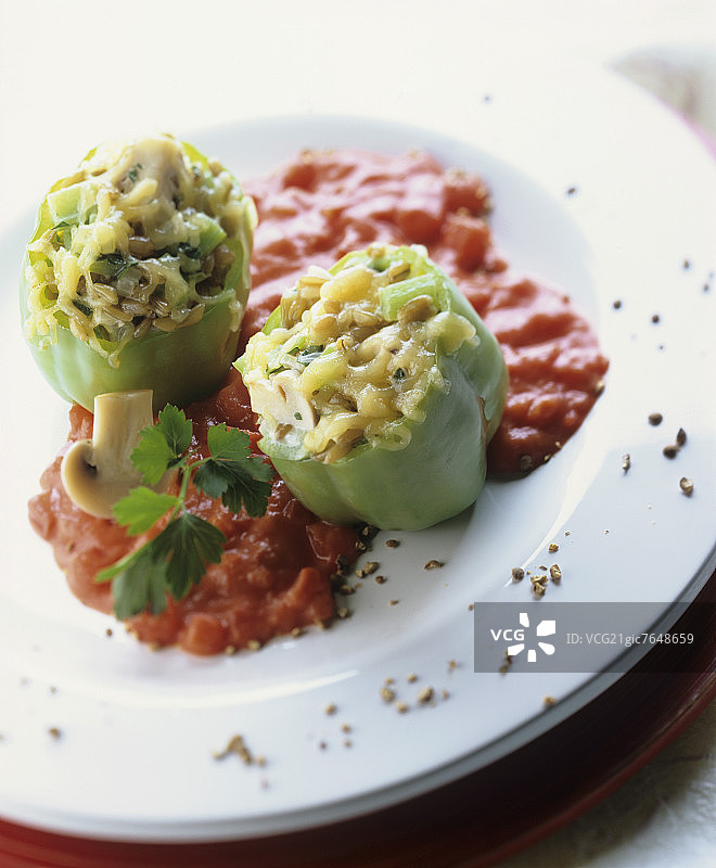 番茄酱上的酿青椒图片素材