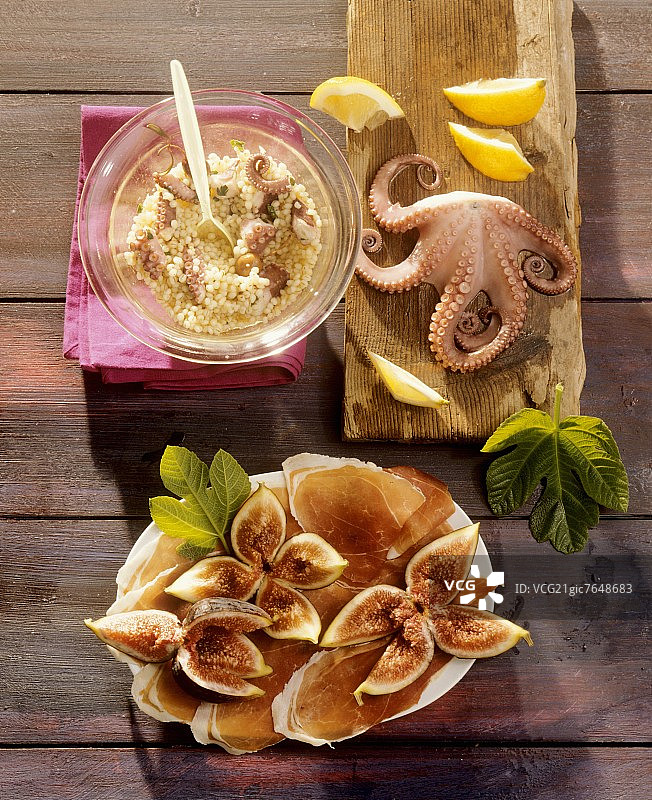 珍珠大麦沙拉配章鱼，火腿配无花果（意大利）图片素材