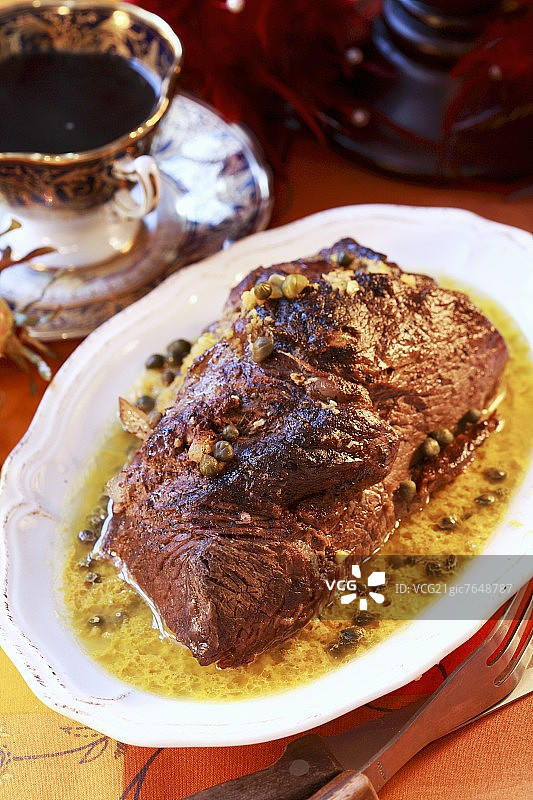 烤牛肉配刺山柑酱图片素材