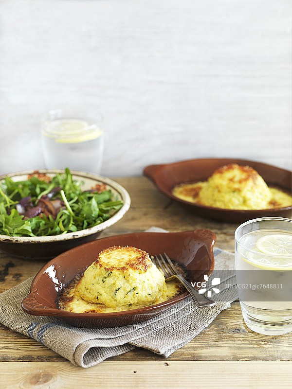 搭配沙拉的二次烘烤舒芙蕾图片素材