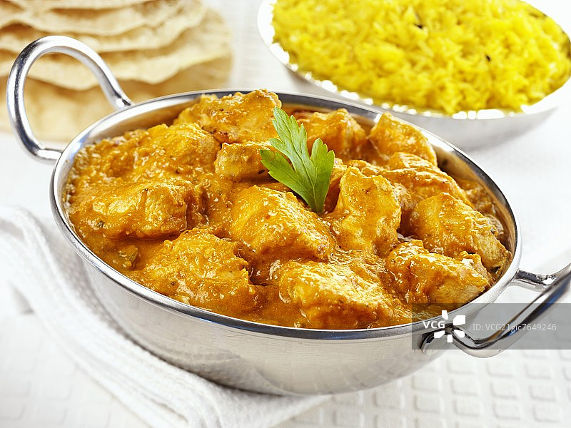搭配藏红花米饭的印度风味玛莎拉鸡肉图片素材