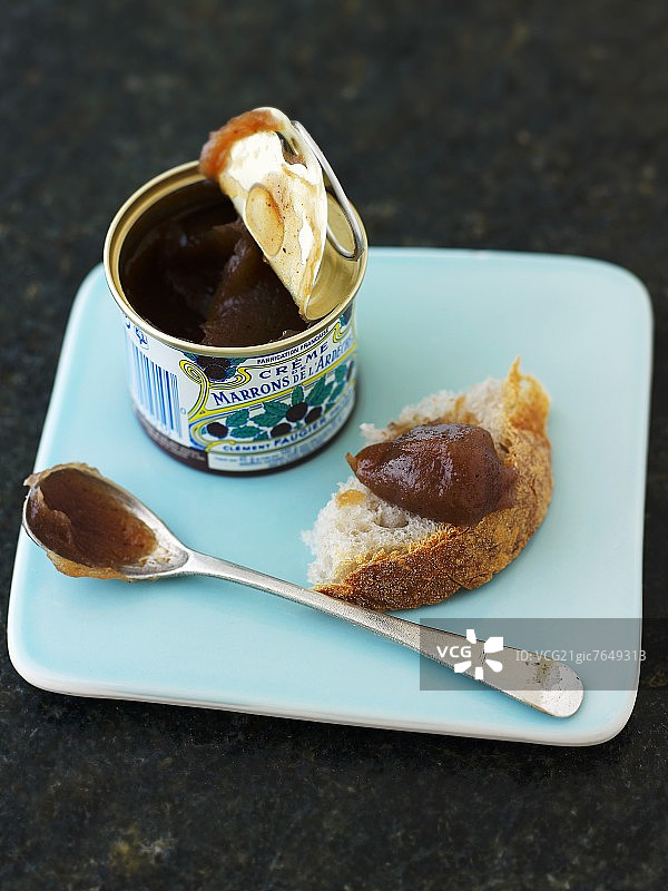 白面包上的罐装栗子泥图片素材