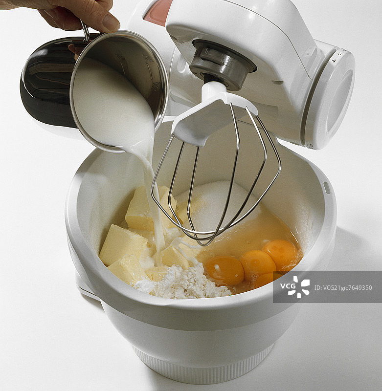 用电动搅拌器制作海绵蛋糕混合物图片素材