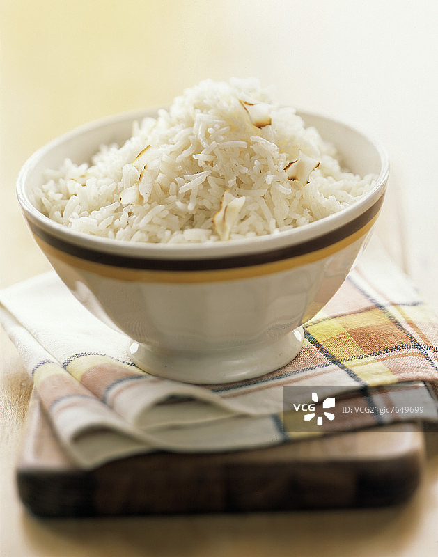 木块上的椰子饭图片素材