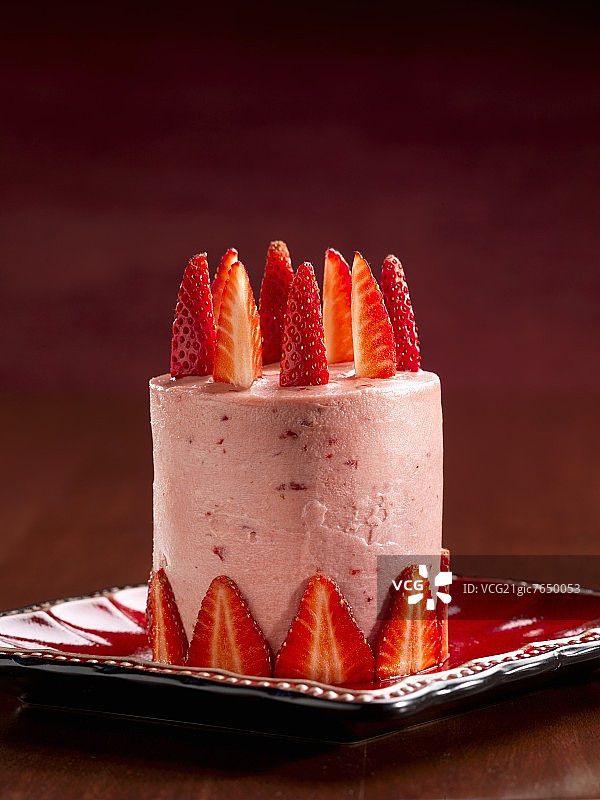 草莓奶油糖霜高蛋糕图片素材